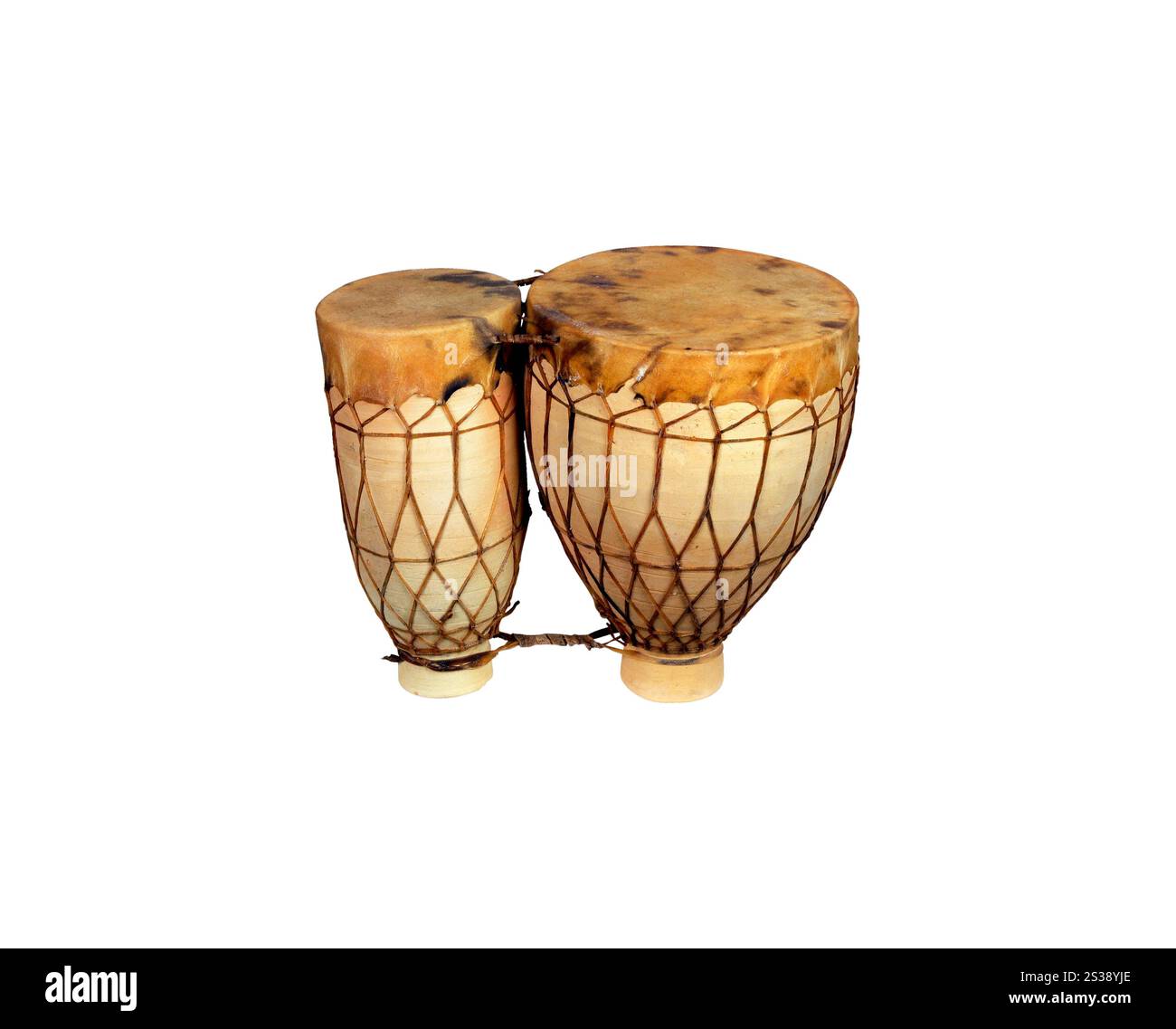 Hochwertiges Bild von alten Bongotrommeln aus Holz mit natürlichen Hautschüppchen, isoliert auf weißem Hintergrund. Traditionelle Bongofässer aus Holz isoliert Stockfoto