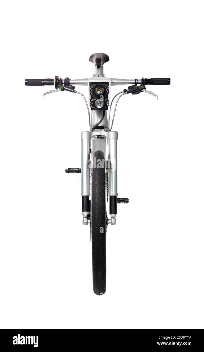 Stilvolles, modernes Fahrrad in Frontansicht auf einem sauberen weißen Hintergrund. Vorderansicht des modernen Fahrrads isoliert auf weiß Stockfoto