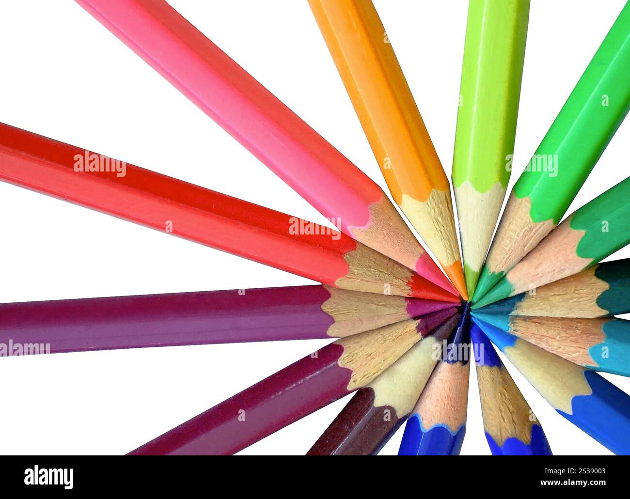 Kreis, gebildet von den Spitzen von bunten Bleistiften, die Einheit und Kreativität zeigen. Kreis aus regenbogenfarbenen Bleistiften auf weißem Hintergrund Stockfoto
