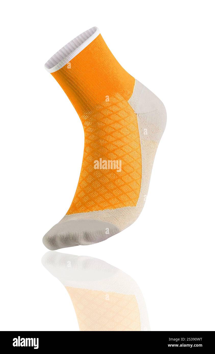 Gelbe Fußballsocke isoliert auf weiß Stockfoto