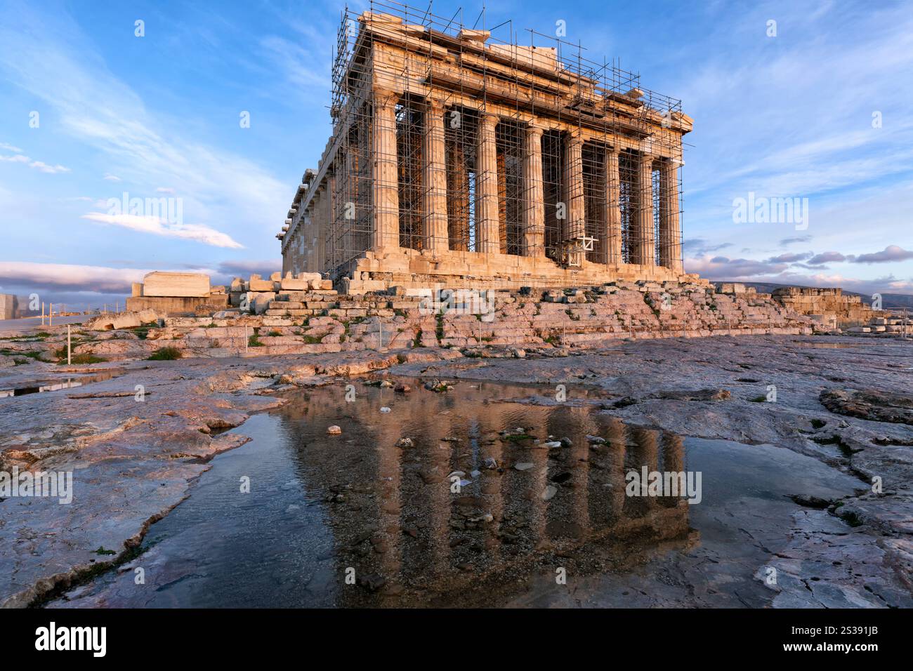 Die Ruinen eines antiken griechischen Tempels. Parthenon auf der Akropolis in Athen, Griechenland bei Sonnenuntergang Stockfoto