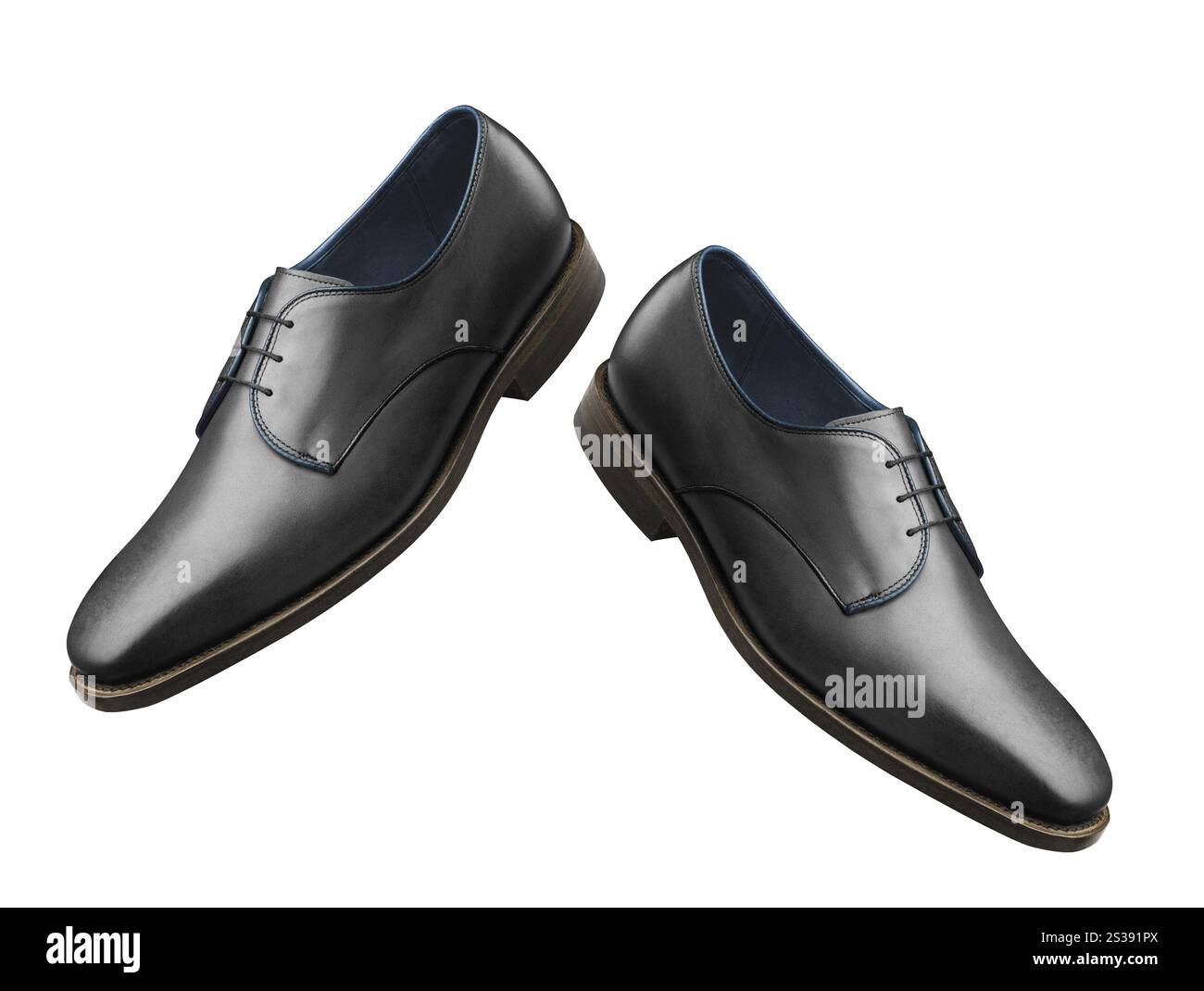 Schwarzer glänzender Mans Schuh isoliert auf weißem Hintergrund. Schwarz glänzender Herrenschuh Stockfoto