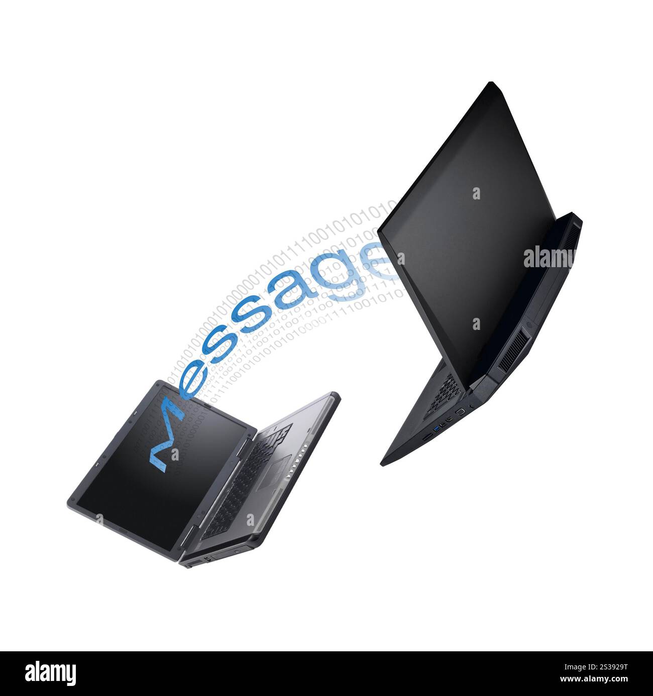 Zwei Laptops, die Nachrichten an einander senden, isoliert auf weißem Hintergrund. Zwei Laptops senden einander Nachrichten Stockfoto