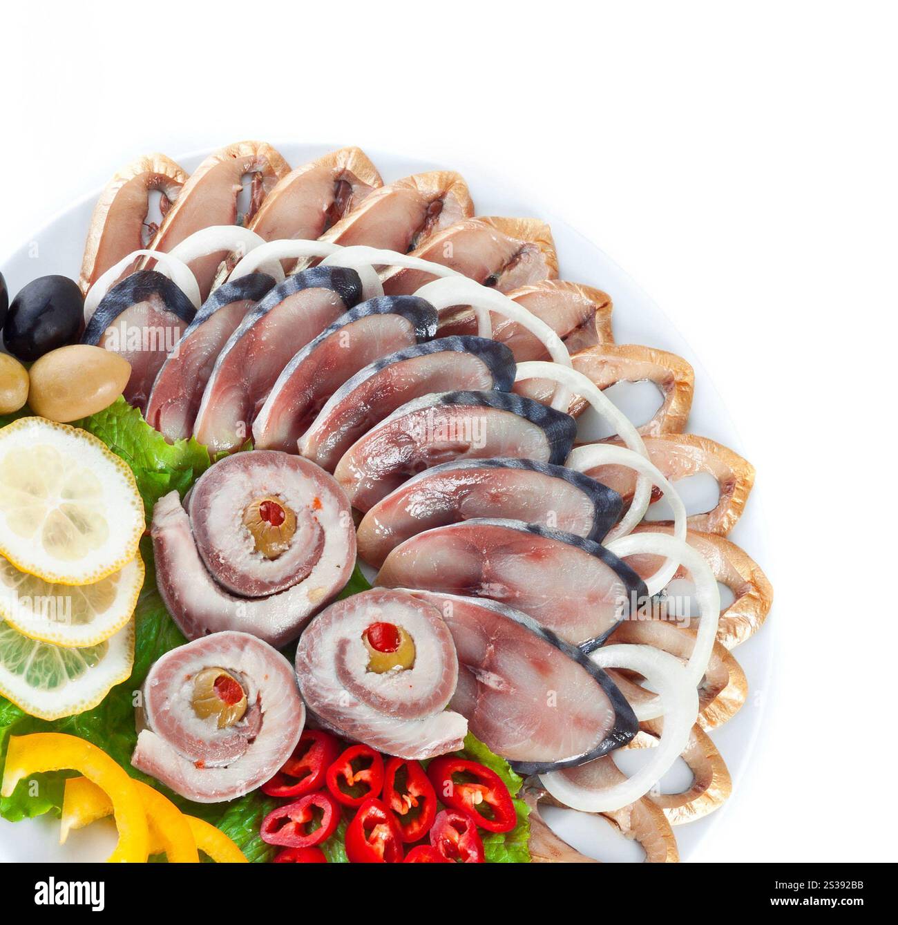 Verschiedene in Scheiben geschnittene Fische auf weißem Hintergrund. Verschiedene in Scheiben geschnittene Fische Stockfoto