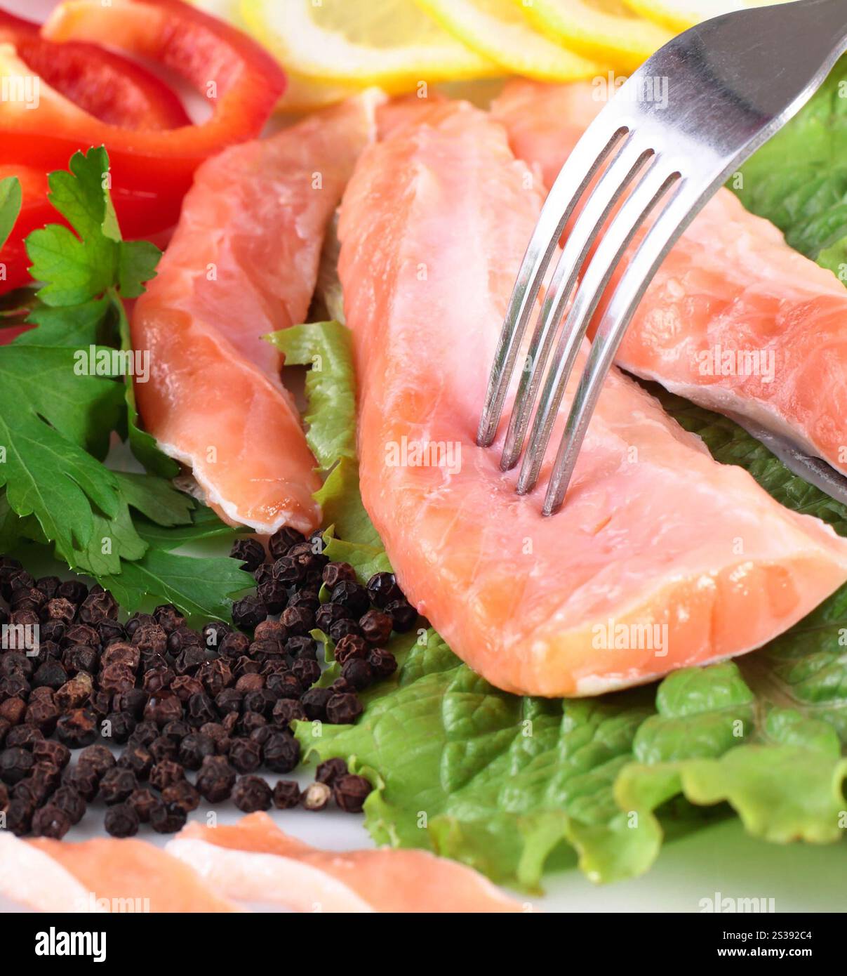 Fisch mit frischem Gemüse aus nächster Nähe. Fisch mit frischem Gemüse Stockfoto