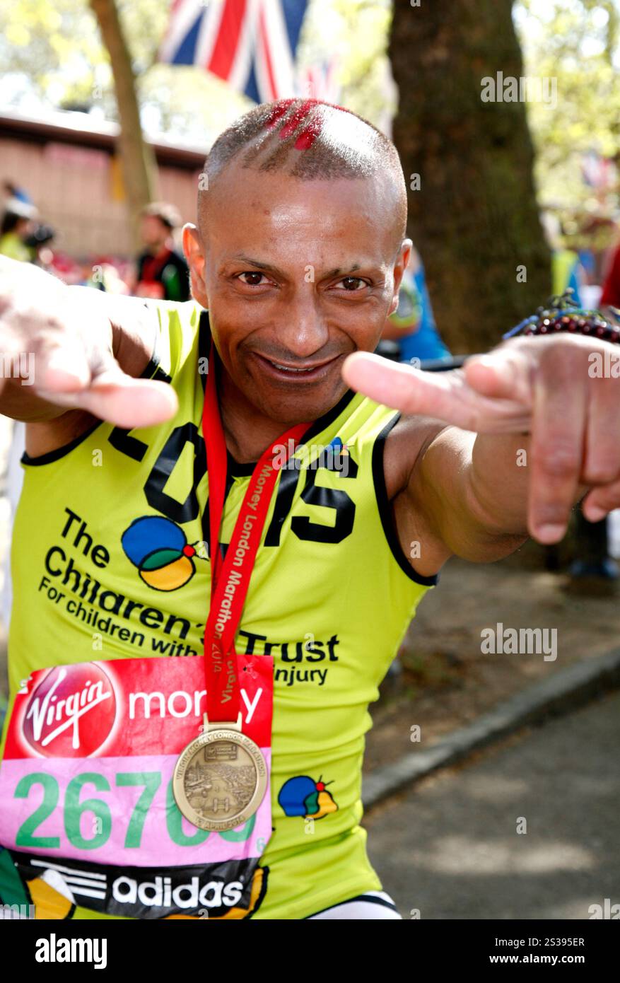 Louis Mariette beendet den Virgin Money London Marathon 2014 am 13. April 2014 Stockfoto