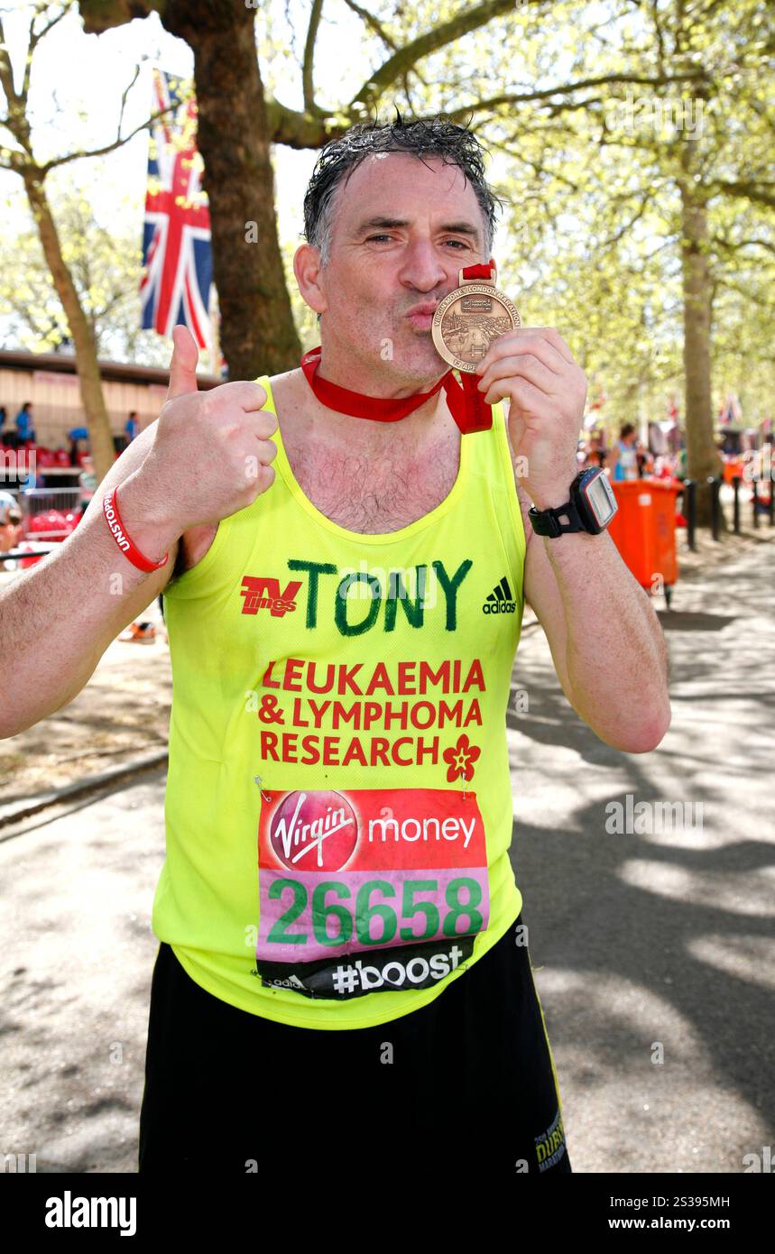 Tony Audenshaw beendet den Virgin Money London Marathon 2014 am 13. April 2014 Stockfoto