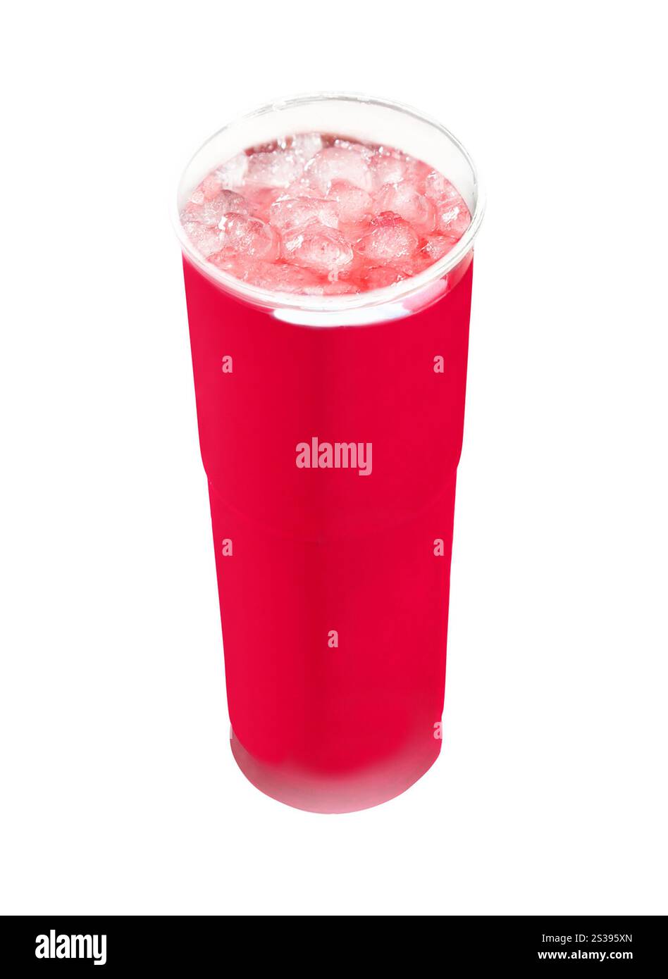 Erfrischendes und kühl gefrorenes Red Fruit Slush Getränk im Plastikbecher Stockfoto