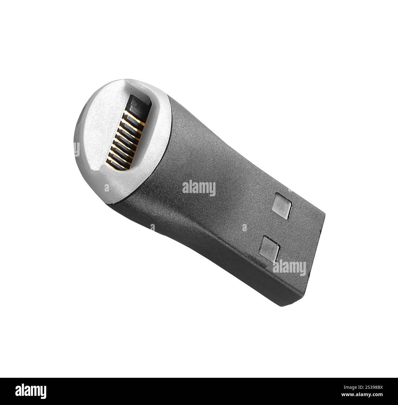 Verwenden Sie den USB-Flash-Anschluss zum Ladegerät isoliert auf weißem Hintergrund. Verwenden Sie den USB-Flash-Anschluss an das Ladegerät Stockfoto