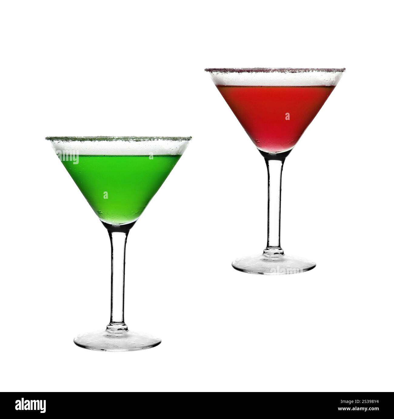 Isolierte rote und grüne Cocktails isoliert auf weißem Hintergrund. Isolierte rote und grüne Cocktails Stockfoto