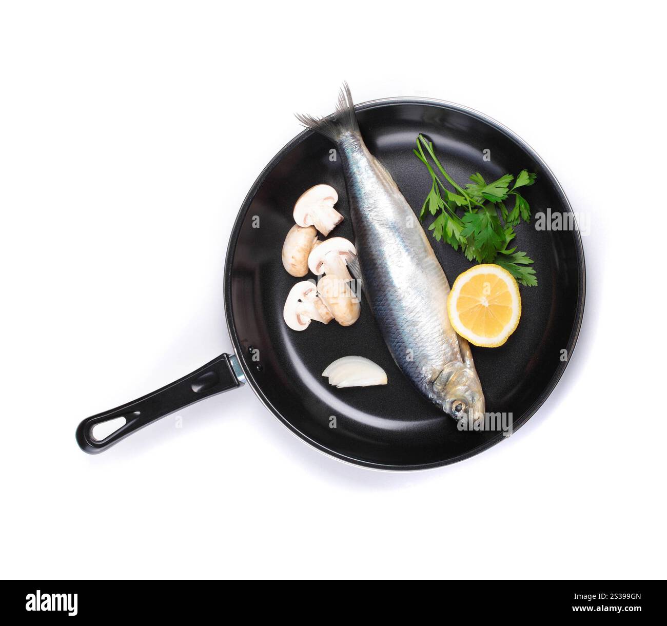 Fisch in der Pfanne mit Gemüse isoliert auf weißem Hintergrund. Fisch in der Pfanne mit Gemüse Stockfoto