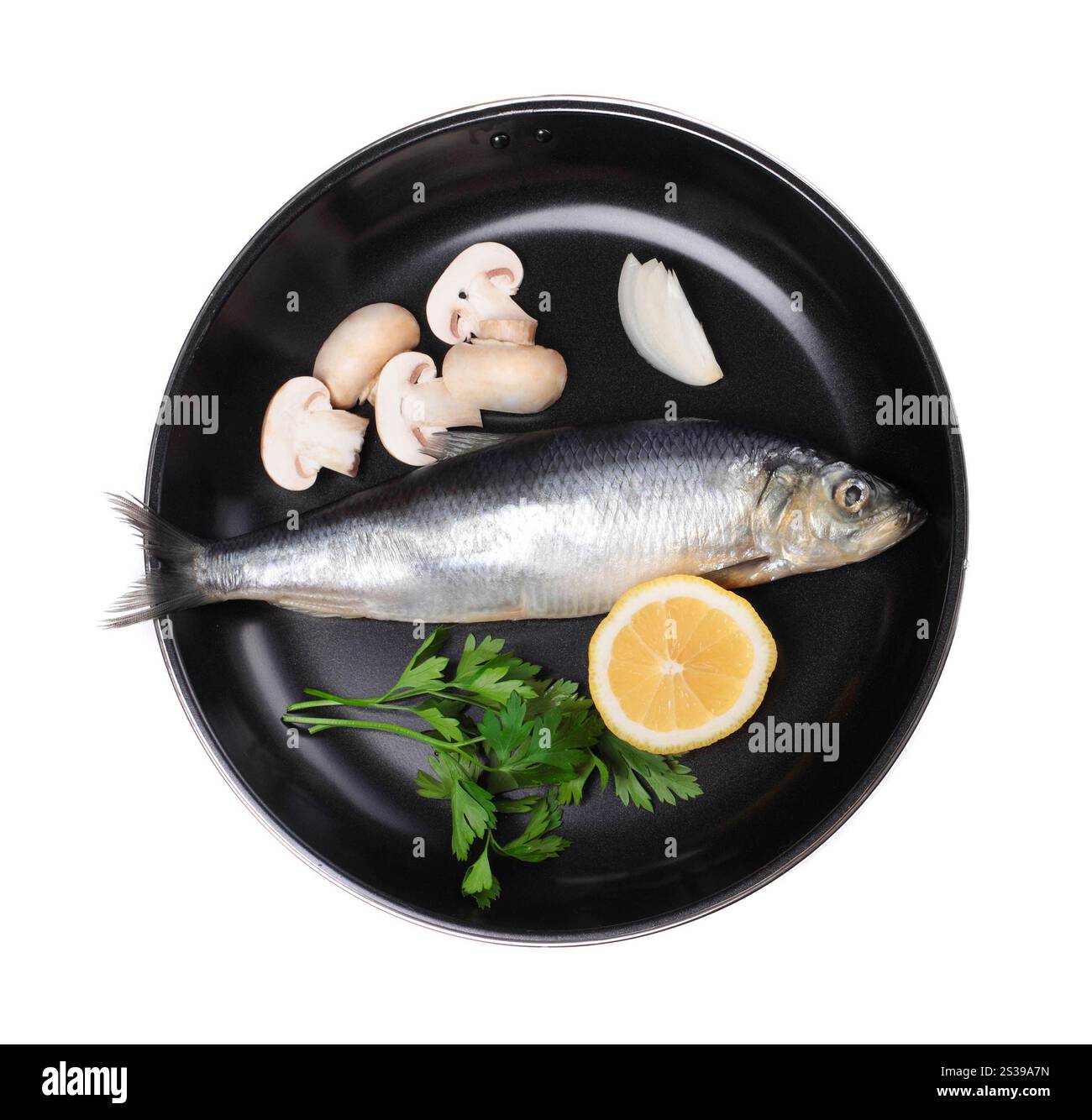 Fisch in der Pfanne mit Gemüse isoliert auf weißem Hintergrund. Fisch in der Pfanne mit Gemüse Stockfoto