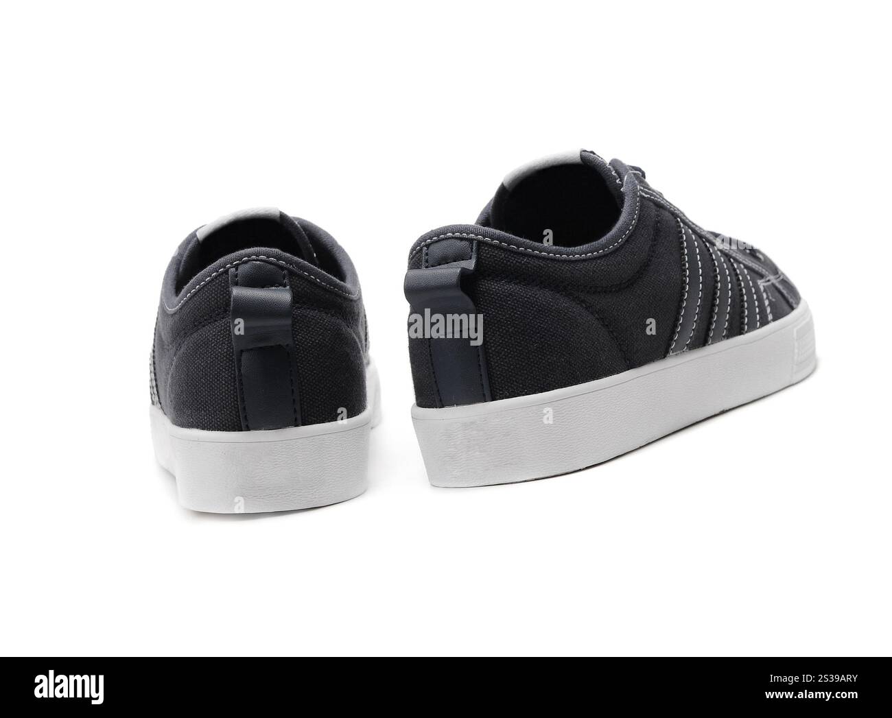 Schwarzer Sportschuh isoliert auf weißem Hintergrund. Schwarzer Sportschuh Stockfoto