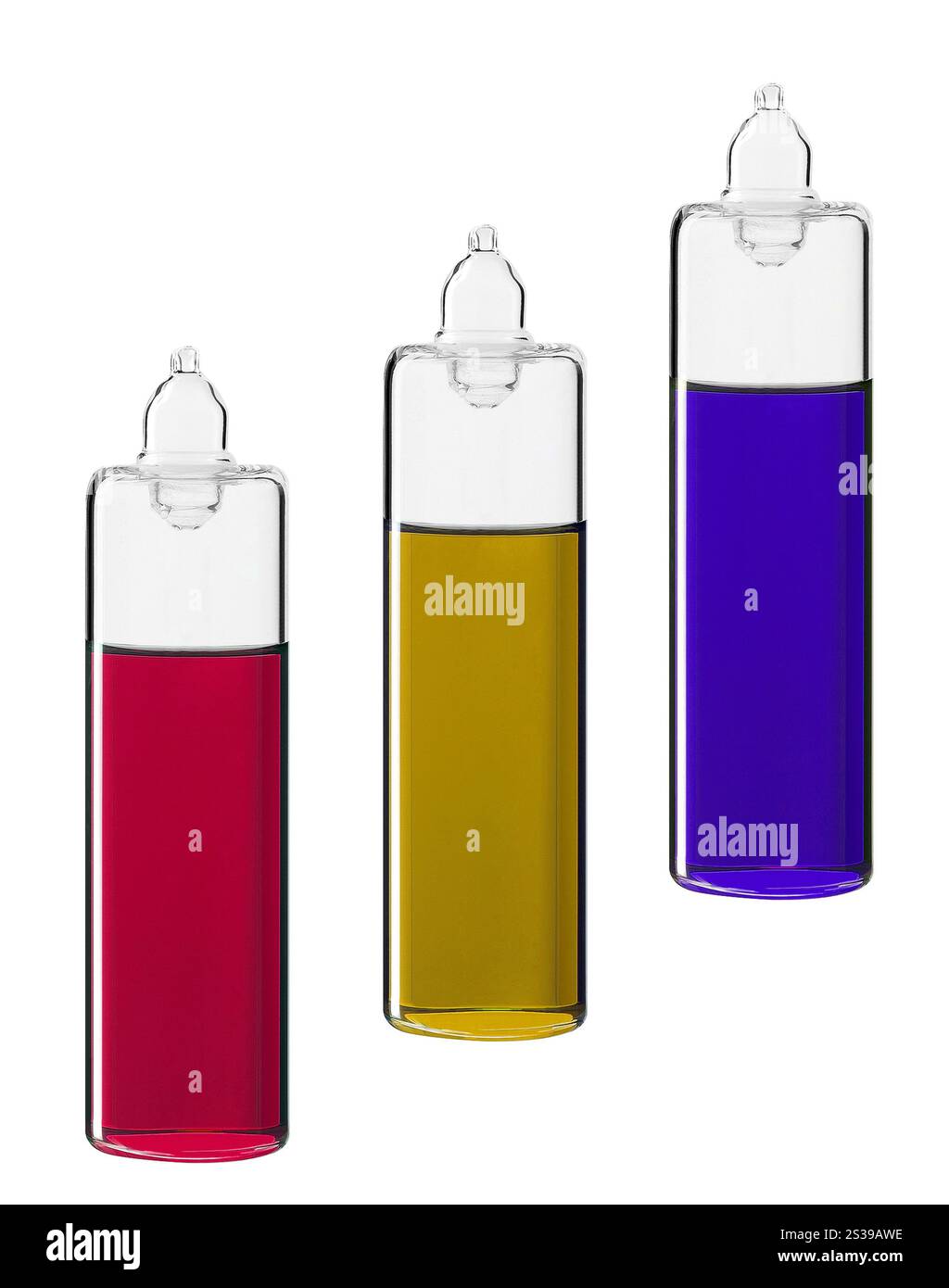 Flaschen mit Basisölen, isoliert auf weiß. Flaschen mit Basisölen isoliert Stockfoto