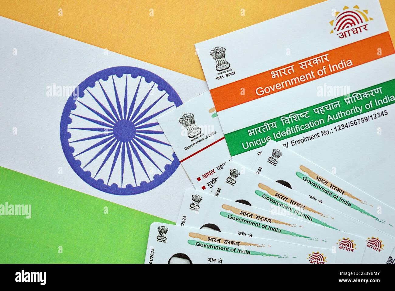 Indische Aadhaar-Karte von der Unique Identification Authority of India auf indischer Flagge Nahaufnahme Stockfoto