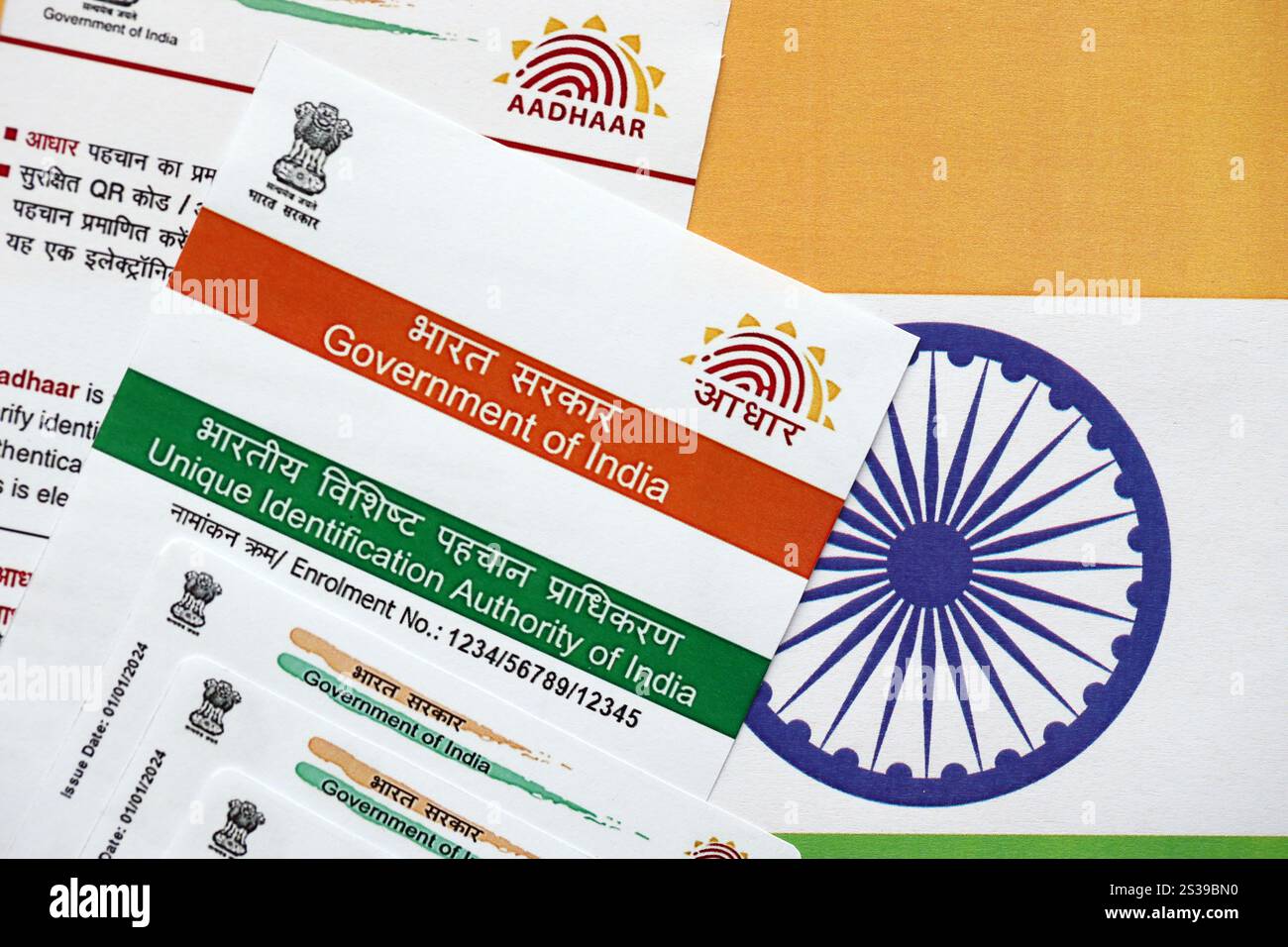 Indische Aadhaar-Karte von der Unique Identification Authority of India auf indischer Flagge Nahaufnahme Stockfoto