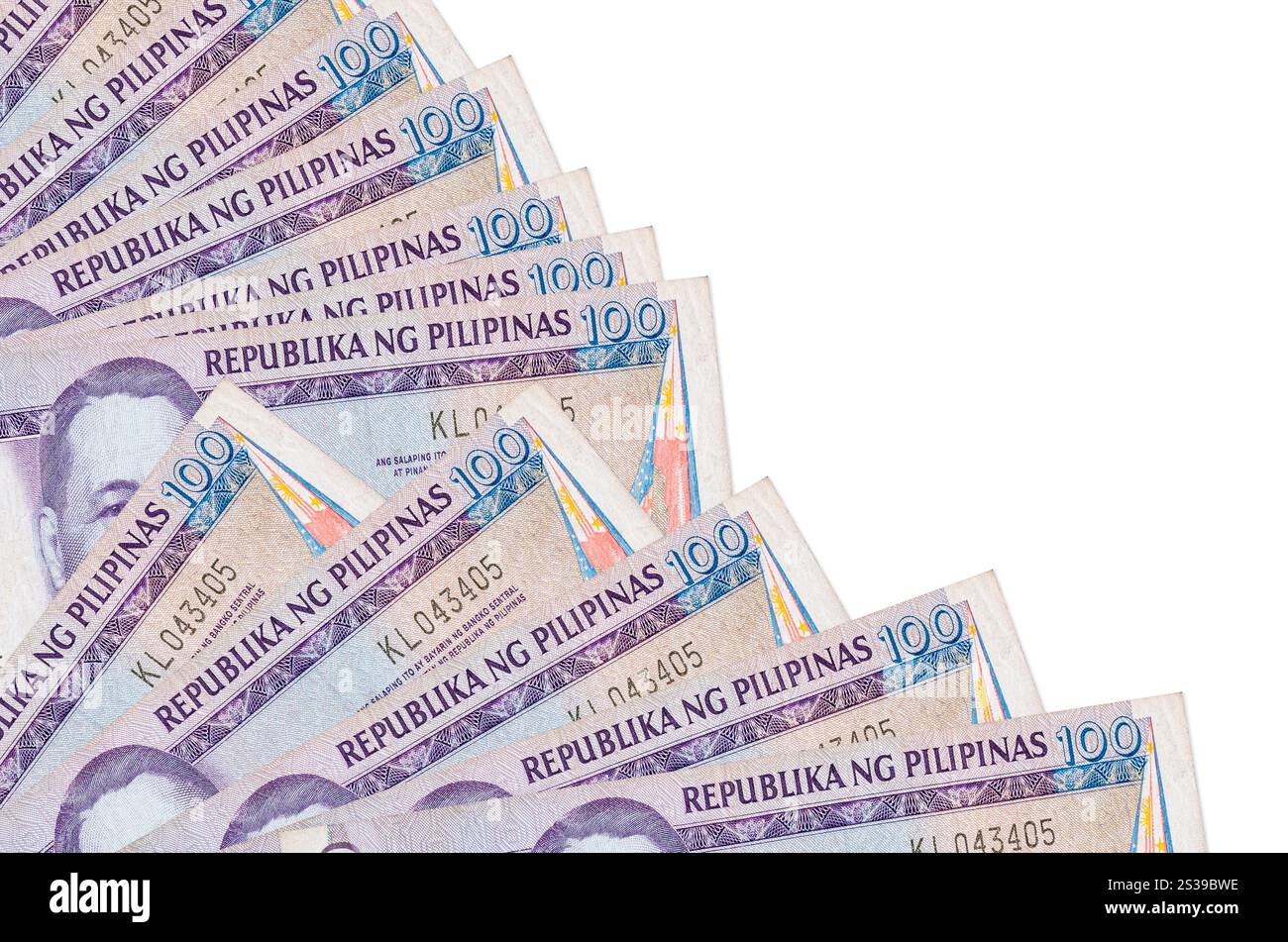 100 philippinische Piso-Scheine liegen isoliert auf weißem Hintergrund mit Kopierraum in Fächernähe gestapelt. Zahlungszeitkonzept oder Finanzoperationen. 100 Stockfoto