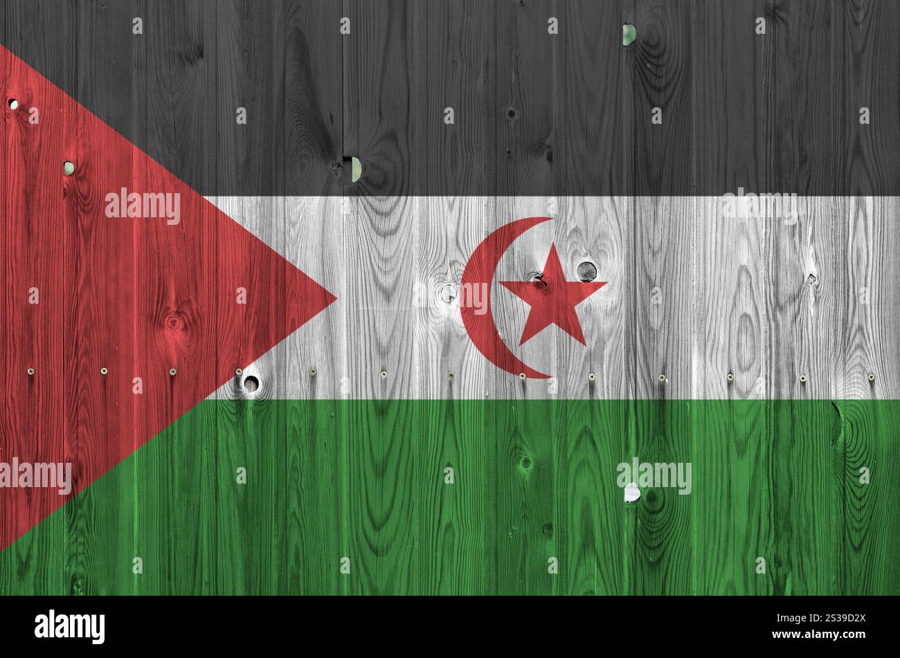 Westsahara-Flagge in hellen Farben auf alten Holzwänden aus nächster Nähe dargestellt. Strukturiertes Banner auf rauem Hintergrund. Westsahara-Flagge abgebildet in Stockfoto