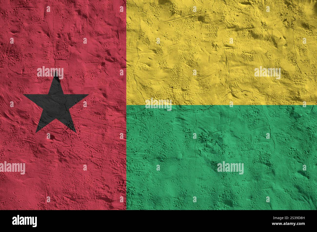 Guinea-Bissau-Flagge in hellen Farben auf alten Reliefputzwänden aus nächster Nähe dargestellt. Strukturiertes Banner auf rauem Hintergrund. Flagge Guinea-Bissau Stockfoto
