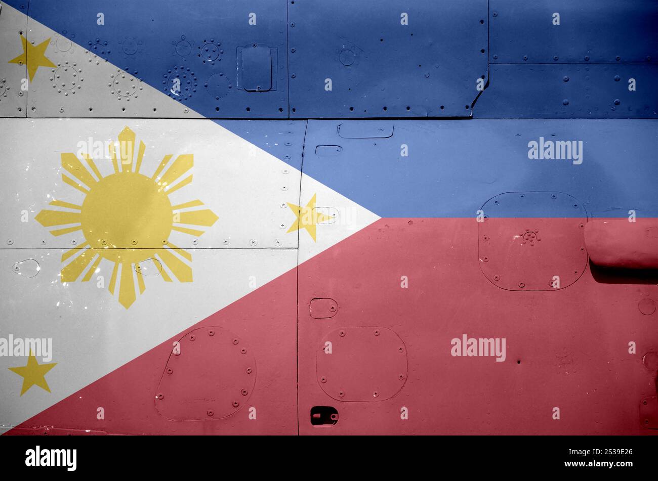 Die Flagge der Philippinen ist auf der Seite des militärischen gepanzerten Hubschraubers aus nächster Nähe abgebildet. Armee Streitkräfte Flugzeuge konzeptionelle Hintergrund. Die philippinische Flagge ist abgebildet Stockfoto