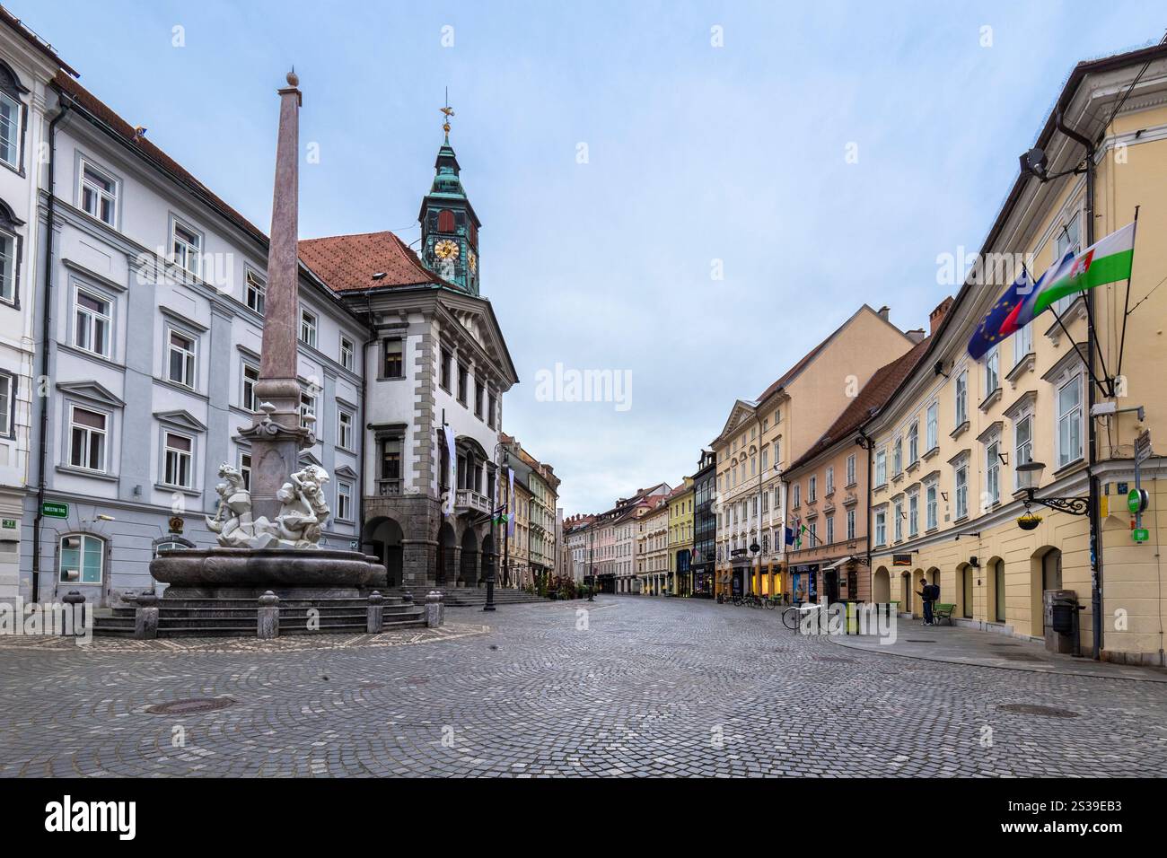 Blick auf die Stadt und den Brunnen von Robba im Stadtzentrum von Ljubljana. Slowenien. Stockfoto