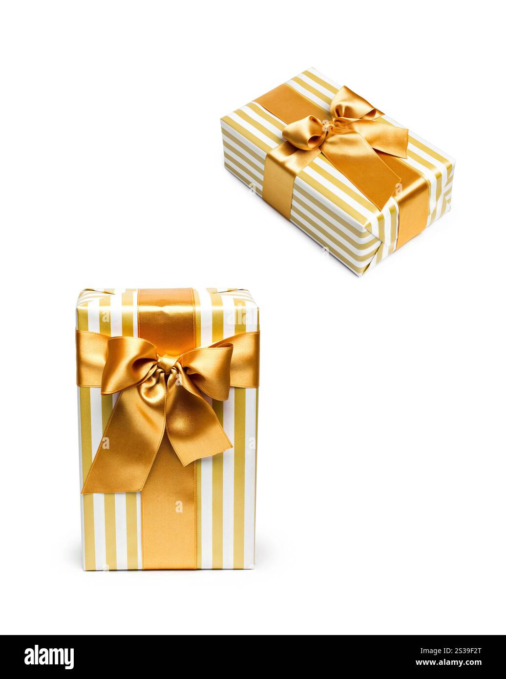 Geschenkboxen in goldenem Duo-Ton mit goldenen Satinbändern. Geschenkboxen Stockfoto