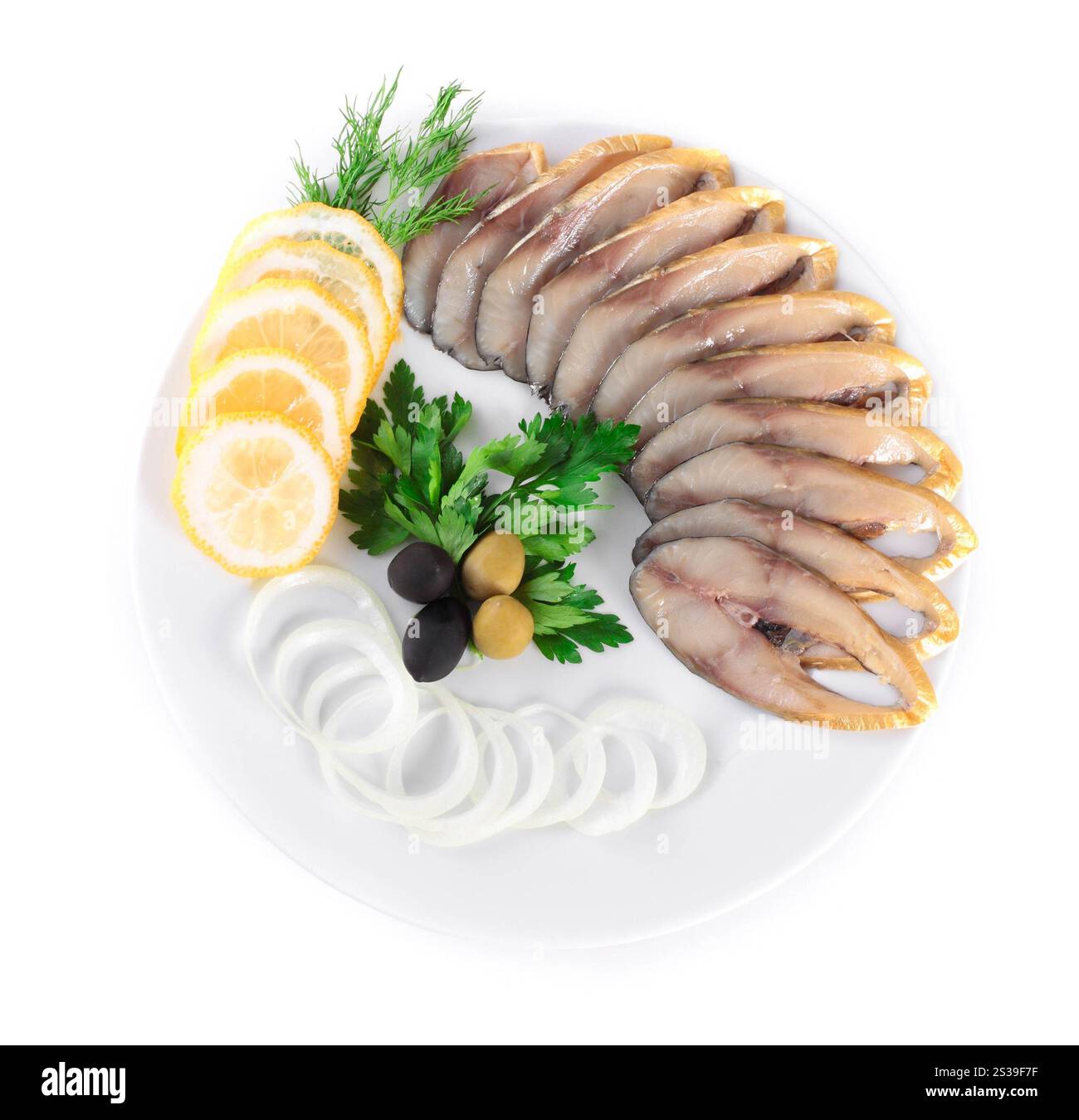 Fisch mit Gemüse, Anionenoliven isoliert auf weißem Hintergrund. Fisch mit Gemüse, Anionenoliven Stockfoto
