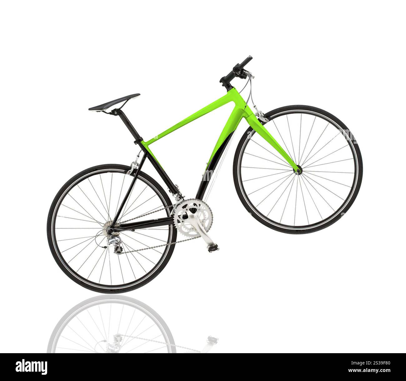 Grünes Bike auf weißem Hintergrund. Umweltfreundliches Motorrad isoliert Stockfoto