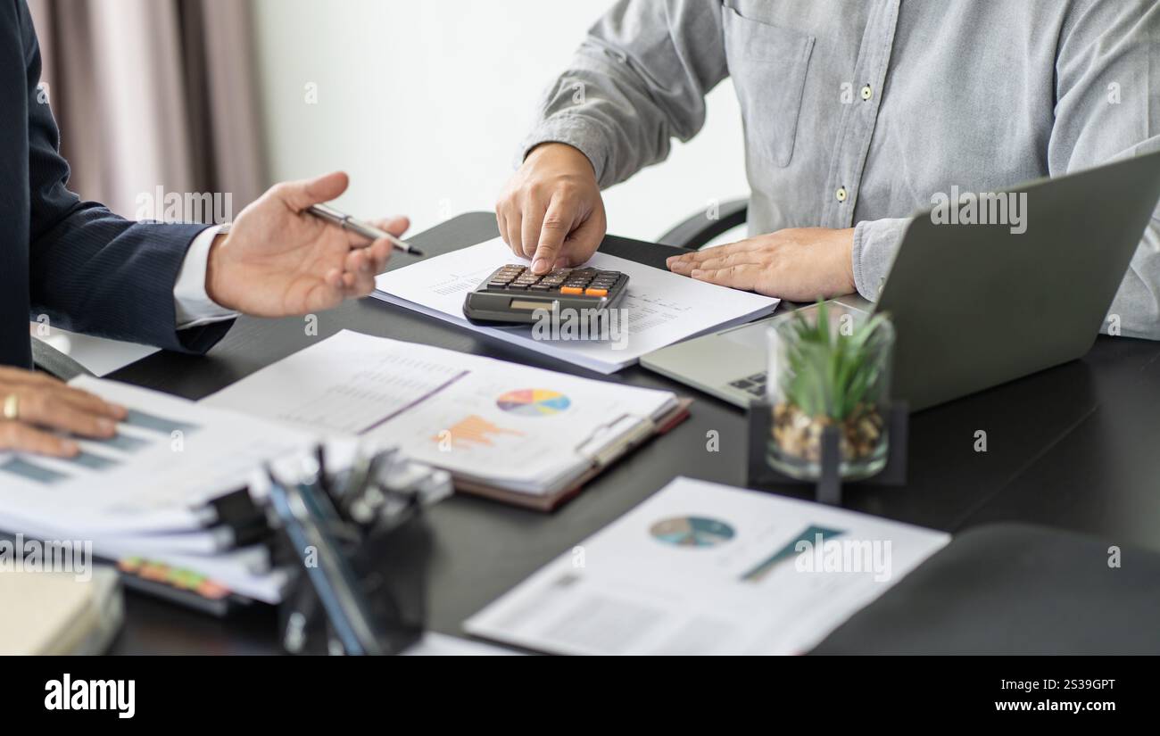 Geschäftsleute treffen sich Designideen professioneller Investor, der ein neues Start-up-Projekt arbeitet. Geschäftsmann und Geschäftsfrau arbeiten zusammen Stockfoto