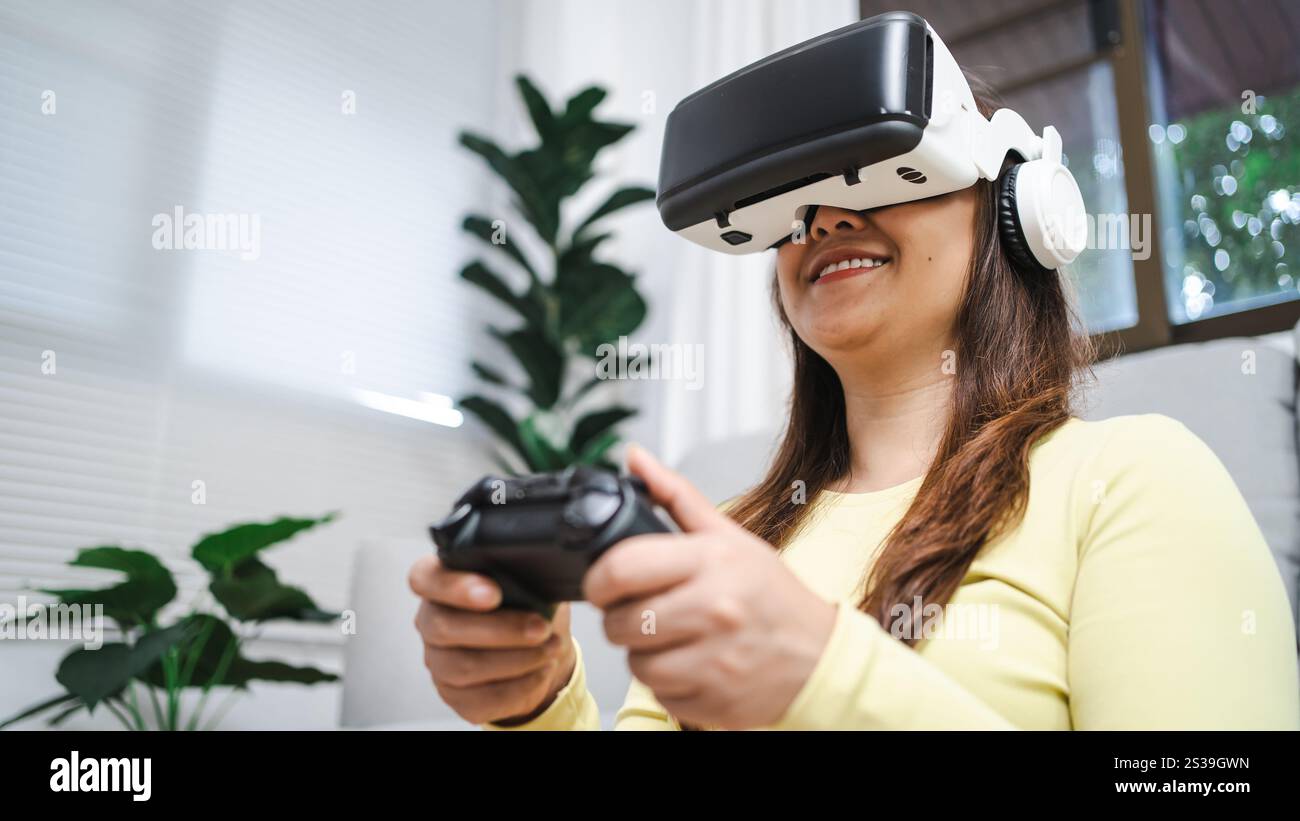 Junge asiatische Frau, die während des VR Experience Future Technology Konzepts virtuelle Realität in Berührung bringt Stockfoto