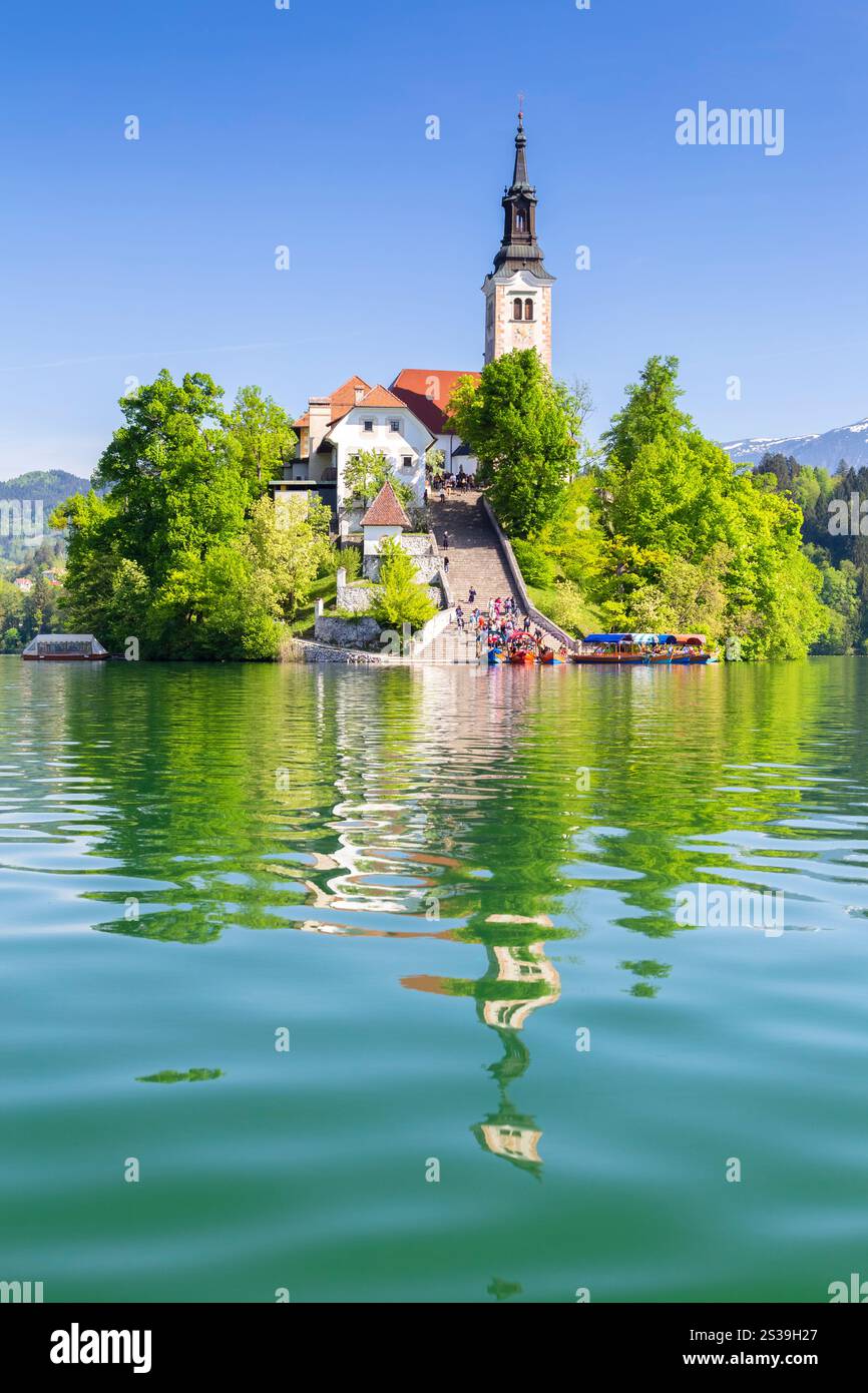 Blick auf die Bled Kirche und die Insel am Bleder See. Bled, Oberkarniola, Slowenien. Stockfoto