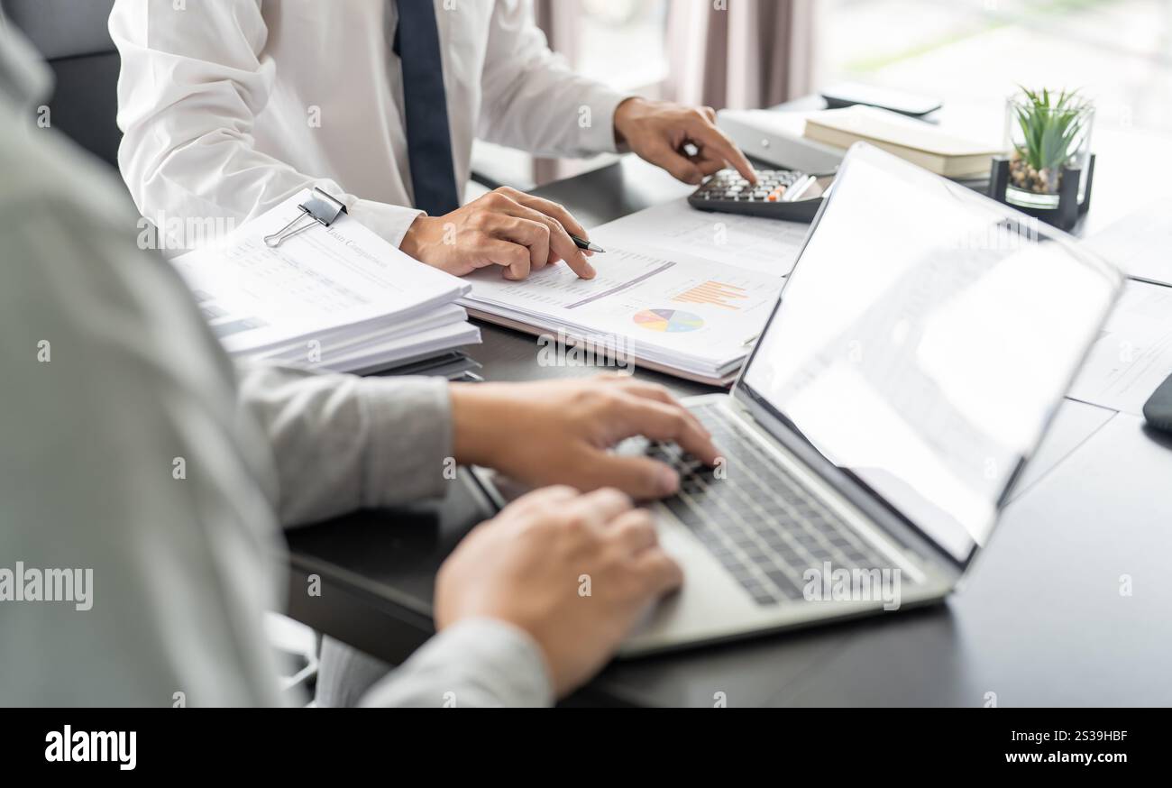 Geschäftsleute treffen sich Designideen professioneller Investor, der ein neues Start-up-Projekt arbeitet. Geschäftsmann und Geschäftsfrau arbeiten zusammen Stockfoto