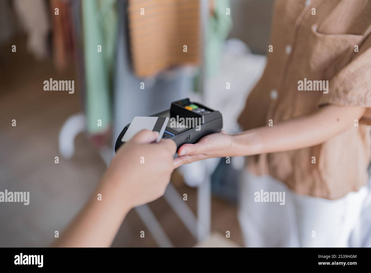 Kontaktloses Bezahlen mit Kreditkarte mit Touch Settlement Bezahlen für Shopping nfc Technologie Transaktion bargeldlose Technologie und Kreditkarte Stockfoto