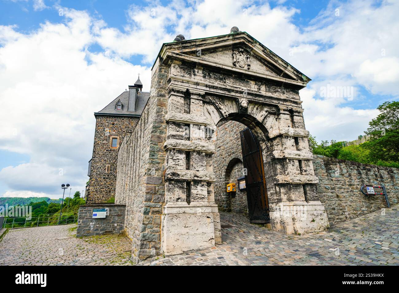 Blick auf das Eingangstor zum Schloss Altena. Alte Burg auf dem Klusenberg der Stadt. Stockfoto