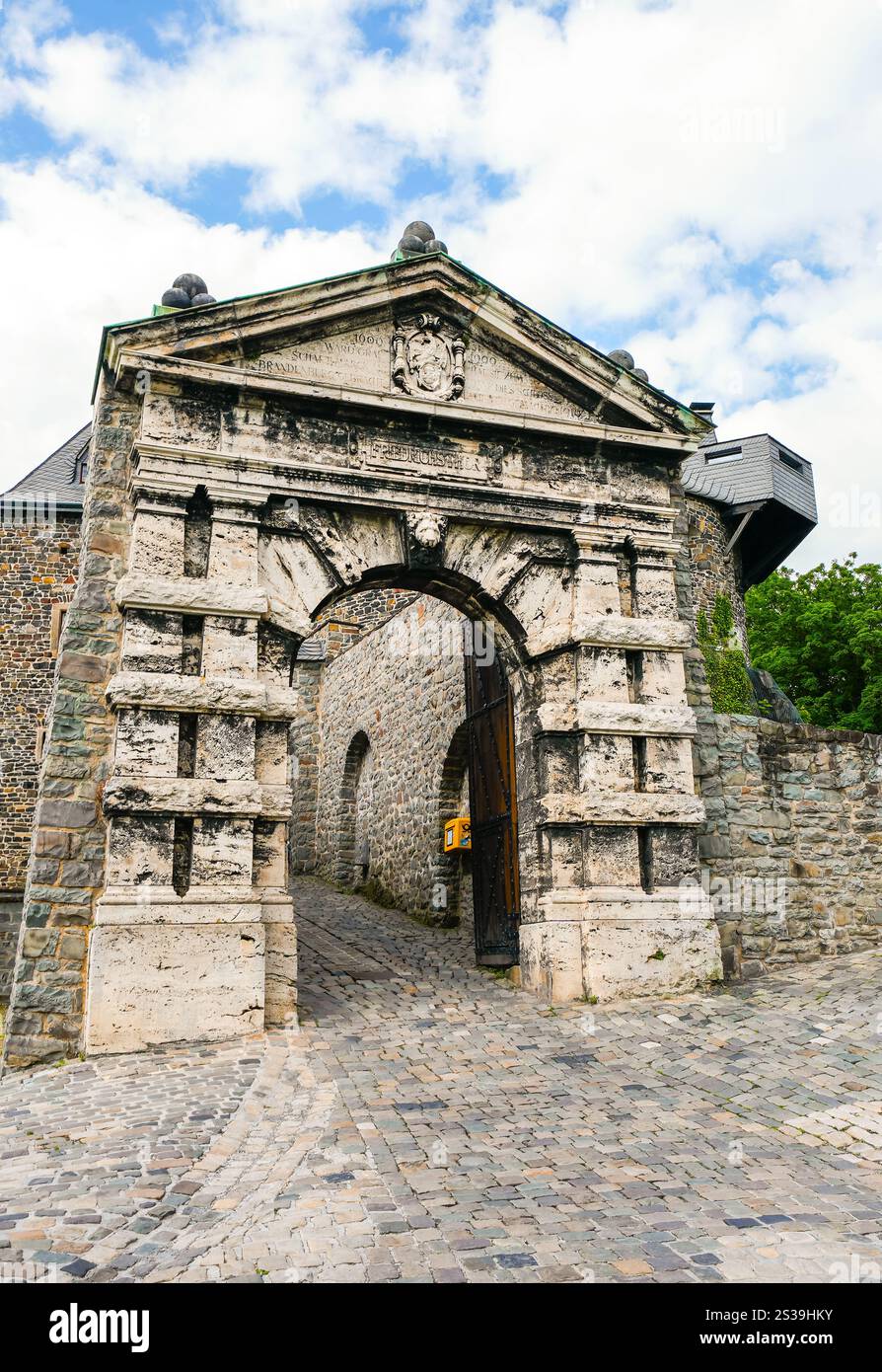 Blick auf das Eingangstor zum Schloss Altena. Alte Burg auf dem Klusenberg der Stadt. Stockfoto