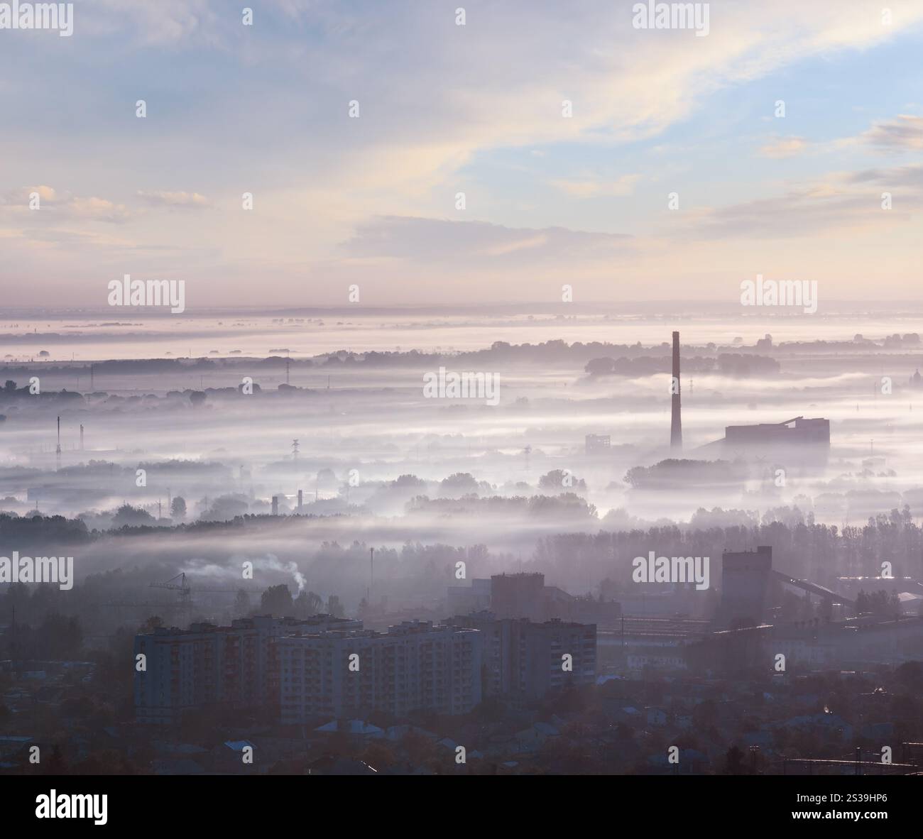Vormittag Lviv Stadt (Ukraine) Blick vom Hügel der Hohen Burg (in den ersten Sonnenstrahlen der Hintergrundbeleuchtung) Stockfoto
