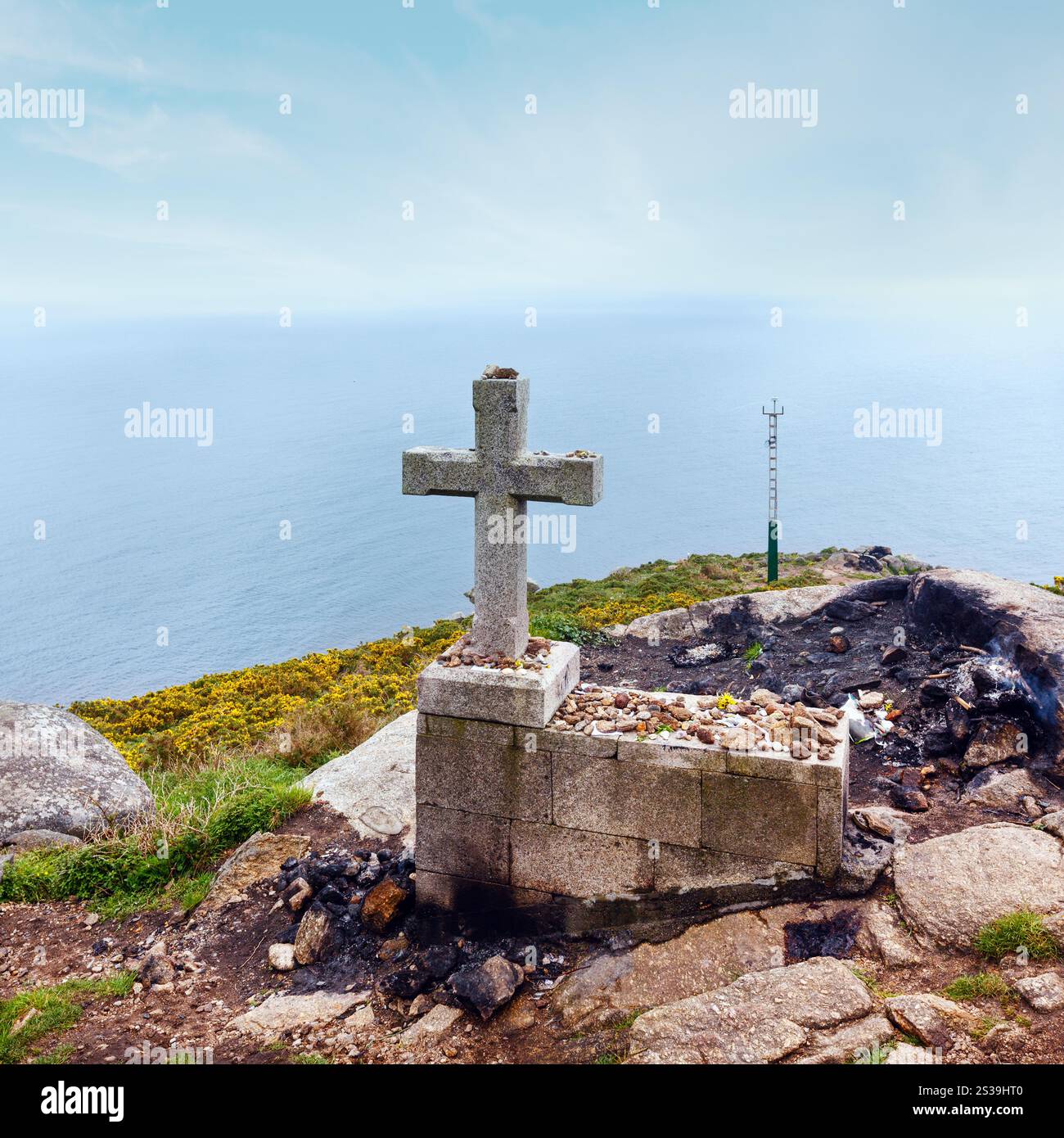 Kreuz und Kamin (wo in der Tradition Reisende einige ihrer Kleider am Ende des Weges verbrannten und Wünsche hinterlassen) auf kap Fisterra, (Galicien, Stockfoto