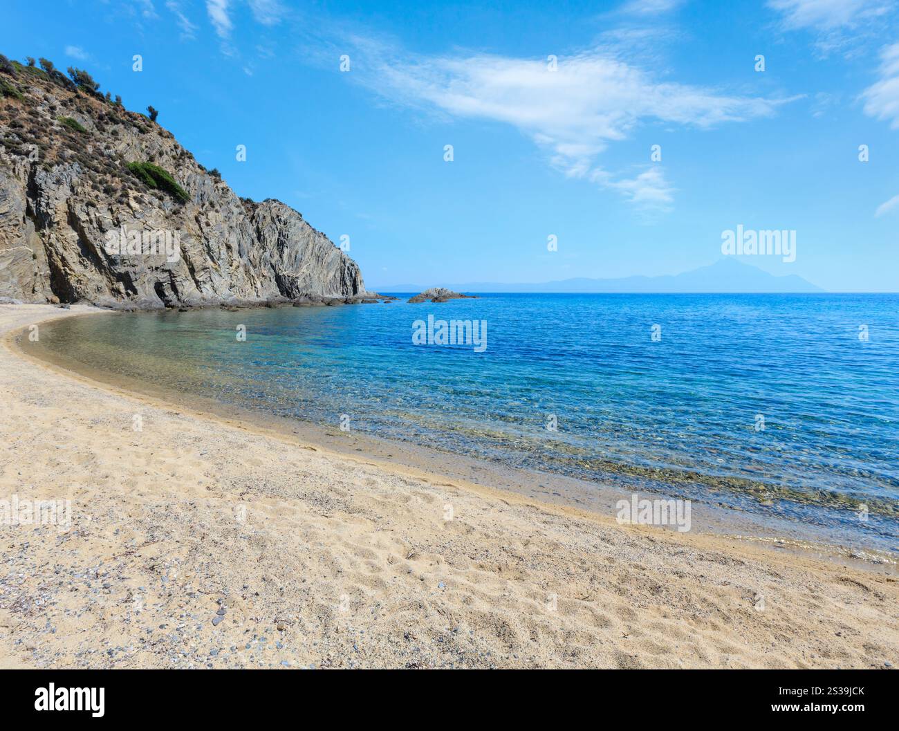 Sommer Meer Landschaft mit aquamarin transparent Wasser und Sandstrand. Blick vom Ufer (Goa Beach Bar, Sithonia, Chalkidiki, Griechenland). Stockfoto
