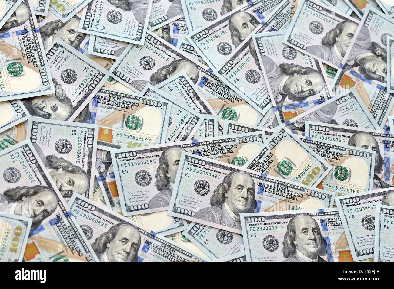 Sehr viele US-Dollar-Scheine aus nächster Nähe. Riesige Menge an us-Banknoten auf einem flachen Tisch. Sehr große Menge von US 100 Stockfoto