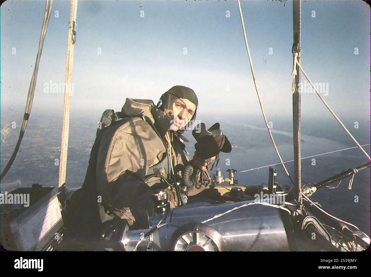 Mississippi River, USAm 7. Mai 1958: Der US-amerikanische Ballonist Malcolm Ross sucht eine geeignete Landestelle aus 10.000 Metern Höhe über dem Mississippi River, nachdem er von astronomischen Beobachtungen in der Stratosphäre abgestiegen ist. Stockfoto