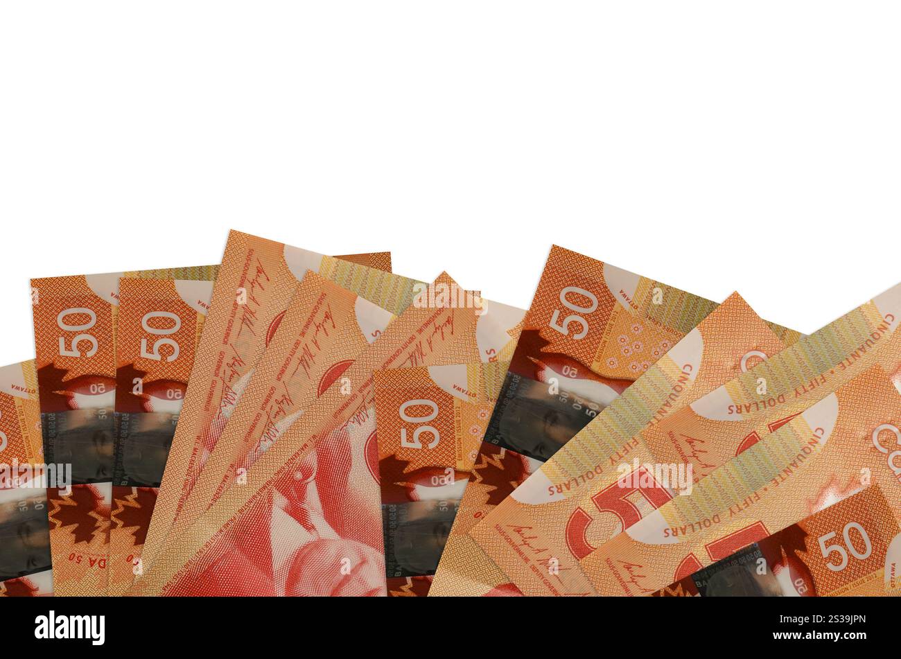 50 kanadische Dollarscheine liegen auf der Unterseite des Bildschirms isoliert auf weißem Hintergrund mit Kopierraum. Hintergrundbanner-Vorlage für Unternehmen Stockfoto