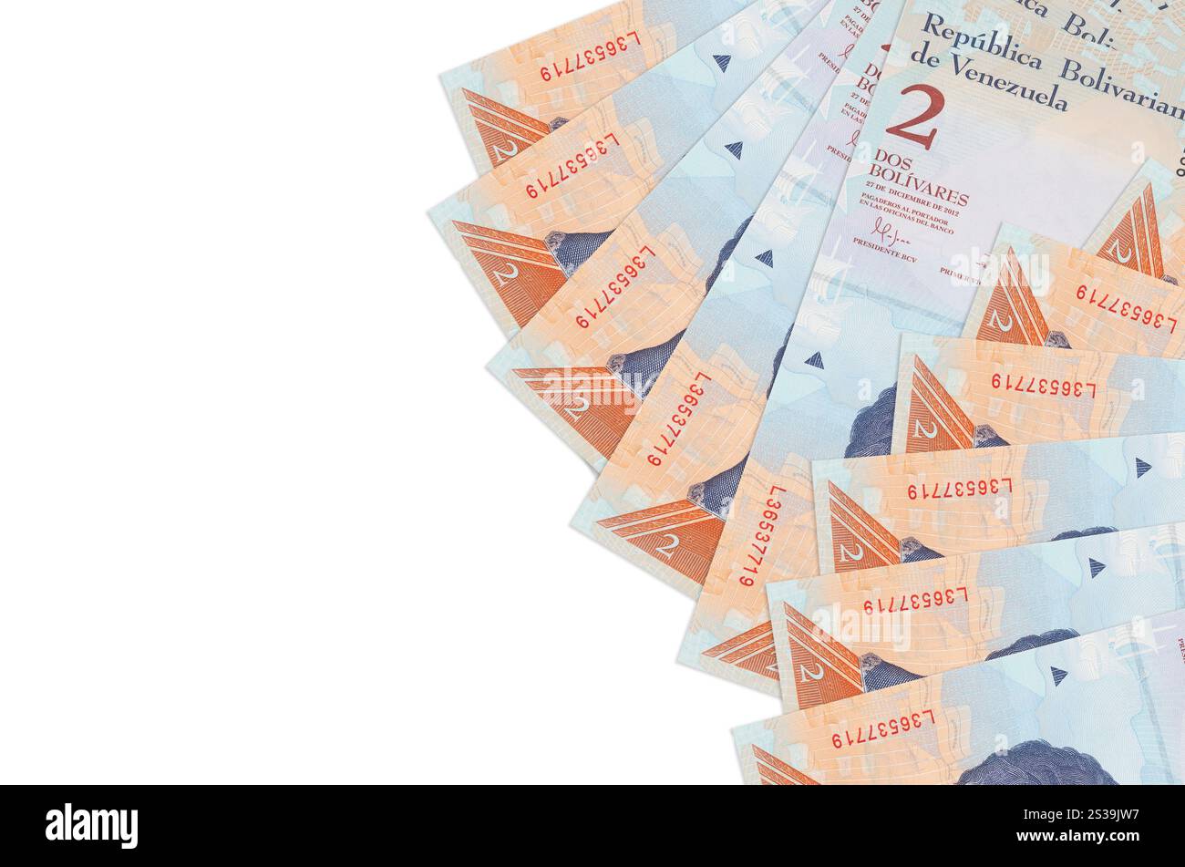 2 venezolanische bolivar-Scheine liegen isoliert auf weißem Hintergrund mit Kopierraum. Konzeptioneller Hintergrund des reichen Lebens. Großer Betrag an nationaler Währung Stockfoto