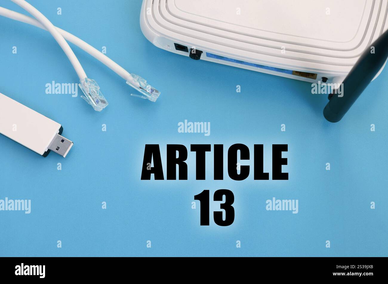 Artikel 13 Inschrift und Internet-Router auf blauem Hintergrund. Die europäische Urheberrechtsrichtlinie einschließlich artikel 13 wird vom europäischen parlament gebilligt. Stockfoto
