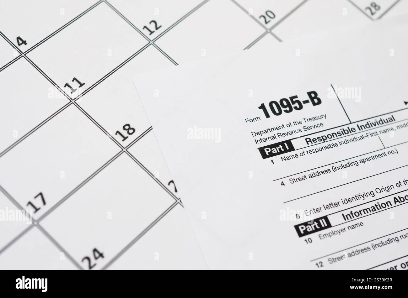 IRS-Formular 1095-B Krankenversicherungssteuer leer liegt auf leerer Kalenderseite. Steuerperiodenkonzept. Kopierbereich für Text. IRS-Formular 1095-B Krankenversicherungssteuer Stockfoto