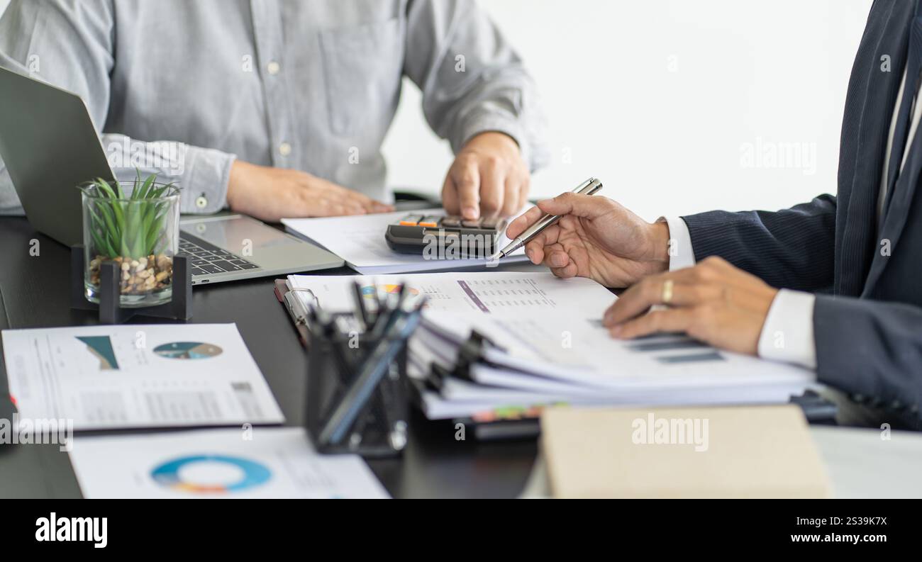 Geschäftsleute treffen sich Designideen professioneller Investor, der ein neues Start-up-Projekt arbeitet. Geschäftsmann und Geschäftsfrau arbeiten zusammen Stockfoto