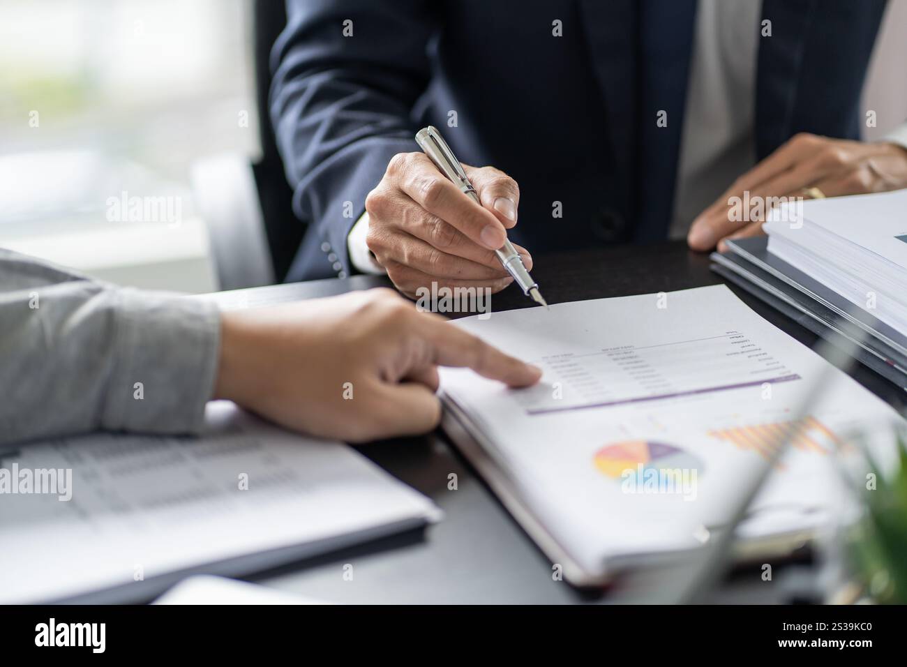 Geschäftsleute treffen sich Designideen professioneller Investor, der ein neues Start-up-Projekt arbeitet. Geschäftsmann und Geschäftsfrau arbeiten zusammen Stockfoto