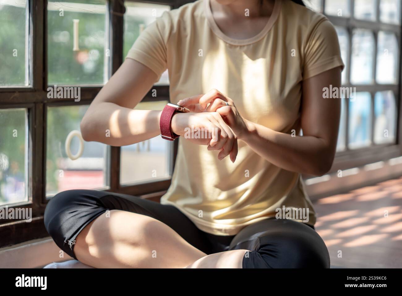 Frauen-Workout mit Gesundheit App auf Smart Watch Close-up Hände. Stockfoto