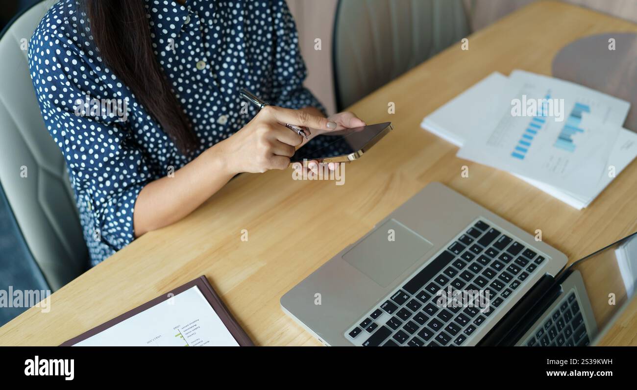 Asiatische Frau, die Smartphone-Mobilsüchtige verwendet, die Zeit mit Nachrichten Social Media Handy Technologie E-Commerce Konzept verbringt. Stockfoto