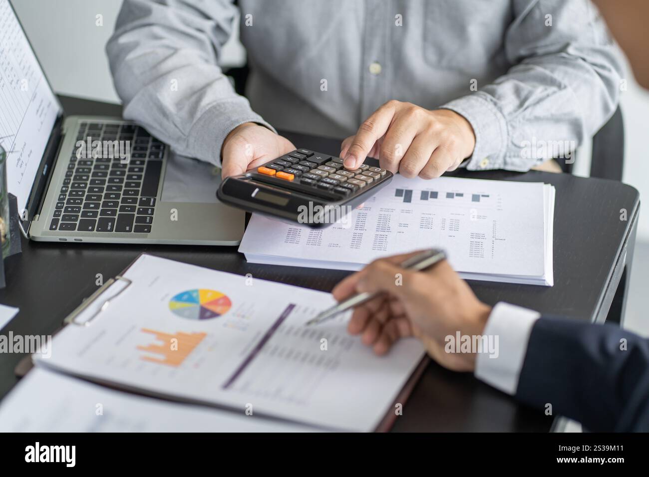 Geschäftsleute treffen sich Designideen professioneller Investor, der ein neues Start-up-Projekt arbeitet. Geschäftsmann und Geschäftsfrau arbeiten zusammen Stockfoto