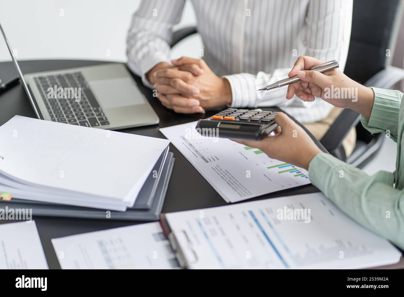 Geschäftsleute treffen sich Designideen professioneller Investor, der ein neues Start-up-Projekt arbeitet. Geschäftsmann und Geschäftsfrau arbeiten zusammen Stockfoto